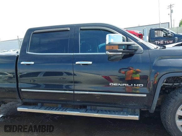 2016 GMC Sierra 2500HD Denali z VIN 1GT12UE84GF259750, wystawiony jako IAAI lot #42221632 z przebiegiem 201 055 mil mil oraz . Historia ofert i sprzedaży dostępna na DreamBid. Obrazek 14.