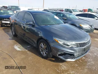 2020 Kia Optima LX z VIN 5XXGT4L30LG393181, wystawiony jako IAAI lot #41258363 z przebiegiem 90 886 mil mil oraz . Historia ofert i sprzedaży dostępna na DreamBid. Obrazek 1.