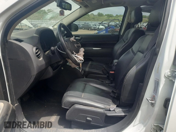 2017 Jeep Compass Latitude z VIN 1C4NJDEB5HD171724, wystawiony jako Copart lot #52525425 z przebiegiem 91 514 mil mil oraz Szkoda całkowita • Salvage title. Historia ofert i sprzedaży dostępna na DreamBid. Obrazek 7.