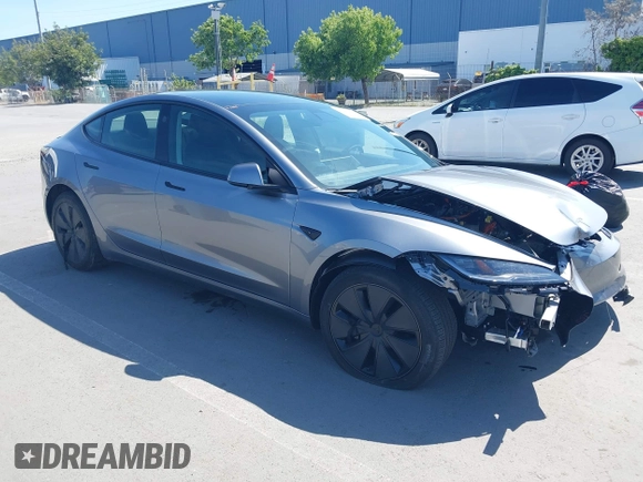2025 Tesla Model 3 Long Range z VIN 5YJ3E1EB9SF873801, wystawiony jako IAAI lot #42141255 z przebiegiem 1612 mil mil oraz . Historia ofert i sprzedaży dostępna na DreamBid. Obrazek 1.