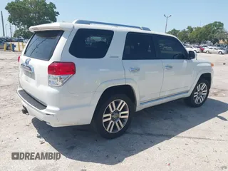 2013 Toyota 4Runner SR5 z VIN JTEBU5JR3D5135548, wystawiony jako IAAI lot #42279172 z przebiegiem 288 613 mil mil oraz . Historia ofert i sprzedaży dostępna na DreamBid. Obrazek 4.