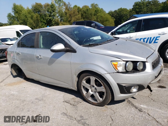 2014 Chevrolet Sonic LTZ z VIN 1G1JE5SB6E4215697, wystawiony jako Copart lot #70820024 z przebiegiem 166 414 mil mil oraz Szkoda całkowita • Salvage title. Historia ofert i sprzedaży dostępna na DreamBid. Obrazek 4.
