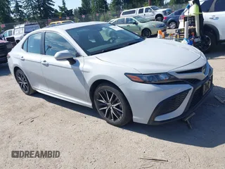 2022 Toyota Camry SE z VIN 4T1G11AK3NU071089, wystawiony jako IAAI lot #42484565 z przebiegiem 55 117 mil mil oraz . Historia ofert i sprzedaży dostępna na DreamBid. Obrazek 1.