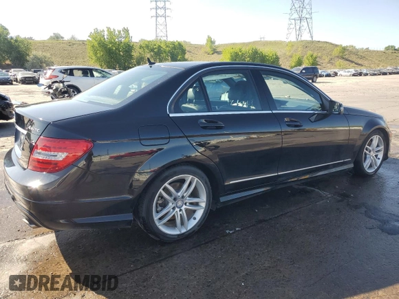 2013 Mercedes-Benz C 300 Sport z VIN WDDGF8AB7DR245588, wystawiony jako Copart lot #58091295 z przebiegiem 90 242 mil mil oraz Szkoda całkowita • Salvage title. Historia ofert i sprzedaży dostępna na DreamBid. Obrazek 3.