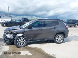 2023 Jeep Compass Latitude Lux с VIN 3C4NJDFN4PT513651, выставлен на аукционе IAAI как лот 40245254 с пробегом 3 545 миль миль и . История ставок и продаж доступна на DreamBid. Изображение 14.