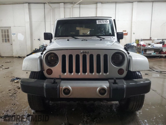 2009 Jeep Wrangler Sahara z VIN 1J4FA54189L789642, wystawiony jako Copart lot #89078145 z przebiegiem 128 902 mil mil oraz Szkoda całkowita • Salvage title. Historia ofert i sprzedaży dostępna na DreamBid. Obrazek 5.