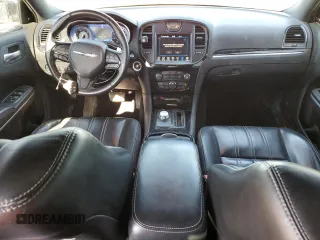2021 Chrysler 300 S z VIN 2C3CCABG6MH554329, wystawiony jako Copart lot #52045545 z przebiegiem 77 377 mil mil oraz Szkoda całkowita • Salvage title. Historia ofert i sprzedaży dostępna na DreamBid. Obrazek 8.