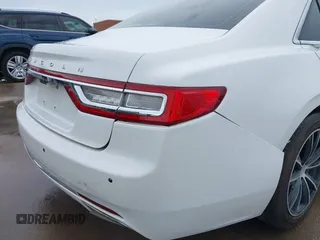 2017 Lincoln Continental Select z VIN 1LN6L9SK5H5616680, wystawiony jako IAAI lot #42465865 z przebiegiem 86 686 mil mil oraz . Historia ofert i sprzedaży dostępna na DreamBid. Obrazek 6.