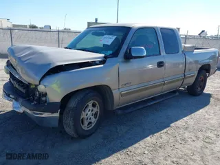 2001 Chevrolet Silverado 1500 LS with VIN 2GCEC19T911403528, listed as a IAAI auction lot 41432803 with 318,740 mi miles. Bid and sale history available at carsss.com. Image 2.
