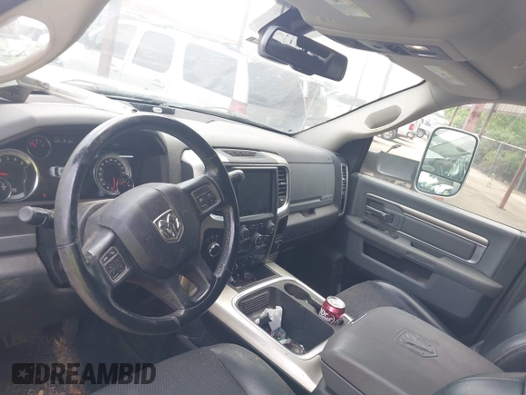 2018 Ram 2500 Big Horn z VIN 3C6UR5DL8JG341532, wystawiony jako IAAI lot #42259456 z przebiegiem 184 762 mil mil oraz . Historia ofert i sprzedaży dostępna na DreamBid. Obrazek 18.