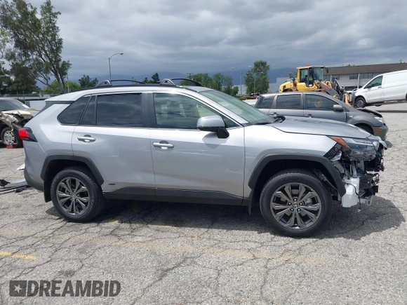 2025 Toyota RAV4 Hybrid XLE Premium z VIN JTMB6RFV5SD157761, wystawiony jako IAAI lot #42261188 z przebiegiem 3 586 mil mil oraz . Historia ofert i sprzedaży dostępna na DreamBid. Obrazek 14.