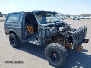 1988 Ford Bronco XL with VIN 1FMEU15N3JLA69197, listed as a IAAI auction lot 42082657 with 287,213 mi miles. Bid and sale history available at carsss.com. Image 1.
