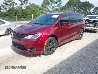 2019 Chrysler Pacifica Touring Plus z VIN 2C4RC1FG6KR532127, wystawiony jako IAAI lot #42285029 z przebiegiem 89 516 mil mil oraz . Historia ofert i sprzedaży dostępna na DreamBid. Obrazek 17.