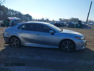 2018 Toyota Camry LE z VIN 4T1B11HK4JU616470, wystawiony jako IAAI lot #41352888 z przebiegiem 102 109 mil mil oraz . Historia ofert i sprzedaży dostępna na DreamBid. Obrazek 13.