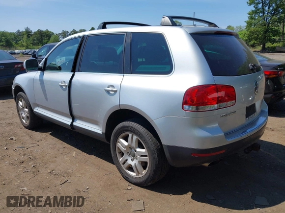 2005 Volkswagen Touareg 4.2L V8 z VIN WVGZM77L15D080697, wystawiony jako IAAI lot #42399779 z przebiegiem 138 040 mil mil oraz . Historia ofert i sprzedaży dostępna na DreamBid. Obrazek 3.