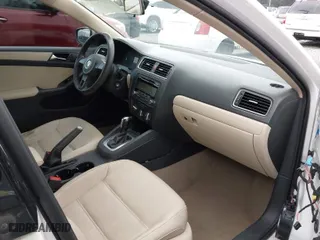 2011 Volkswagen Jetta Sedan SE w/Convenience with VIN 3VWDX7AJ7BM304288, listed as a IAAI auction lot 41702884 with 144,839 mi miles. Bid and sale history available at carsss.com. Image 5.