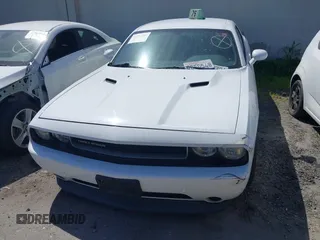 2013 Dodge Challenger SXT z VIN 2C3CDYAG8DH569468, wystawiony jako IAAI lot #41792206 z przebiegiem 161 439 mil mil oraz . Historia ofert i sprzedaży dostępna na DreamBid. Obrazek 12.