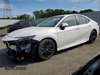 2025 Toyota Camry LE z VIN 4T1DAACK4SU131988, wystawiony jako Copart lot #56568135 z przebiegiem 4 513 mil mil oraz Nie do naprawy • Non repairable. Historia ofert i sprzedaży dostępna na DreamBid. Obrazek 1.
