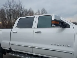2018 GMC Sierra 2500HD Denali z VIN 1GT12UEY3JF229968, wystawiony jako IAAI lot #41679262 z przebiegiem 126 946 mil mil oraz . Historia ofert i sprzedaży dostępna na DreamBid. Obrazek 13.