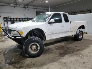 2001 Ford F-150 XL z VIN 1FTRX18W81NB10218, wystawiony jako Copart lot #42818185 z przebiegiem 160 452 mil mil oraz Szkoda całkowita • Salvage title. Historia ofert i sprzedaży dostępna na DreamBid. Obrazek 1.