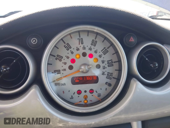 2004 MINI Hardtop с VIN WMWRC33444TC50120, выставлен на аукционе IAAI как лот 42610021 с пробегом 176 078 миль миль и . История ставок и продаж доступна на DreamBid. Изображение 7.