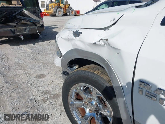 2017 Ram 1500 Laramie z VIN 1C6RR6NG9HS556255, wystawiony jako IAAI lot #41889626 z przebiegiem 90 141 mil mil oraz . Historia ofert i sprzedaży dostępna na DreamBid. Obrazek 6.