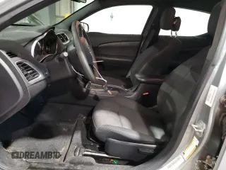 2014 Dodge Avenger SE z VIN 1C3CDZAB3EN160734, wystawiony jako Copart lot #58937135 z przebiegiem 115 311 mil mil oraz Tytuł czysty. Historia ofert i sprzedaży dostępna na DreamBid. Obrazek 7.