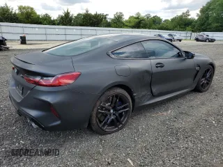 2020 BMW M8 z VIN WBSAE0C08LCD56258, wystawiony jako Copart lot #61100723 z przebiegiem 6 231 mil mil oraz . Historia ofert i sprzedaży dostępna na DreamBid. Obrazek 3.
