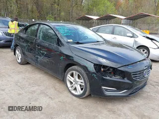 2015 Volvo S60 T5 Drive-E Premier z VIN YV140MFK6F1346875, wystawiony jako IAAI lot #42004365 z przebiegiem 98 574 mil mil oraz . Historia ofert i sprzedaży dostępna na DreamBid. Obrazek 1.