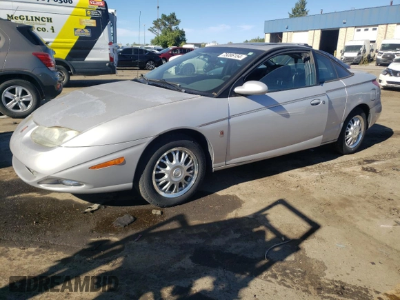 2001 Saturn SC z VIN 1G8ZY14751Z338353, wystawiony jako Copart lot #75086154 z przebiegiem 100 044 mil mil oraz Tytuł czysty. Historia ofert i sprzedaży dostępna na DreamBid. Obrazek 1.