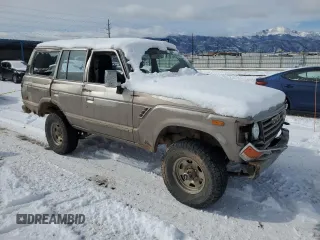 1985 Toyota Land Cruiser z VIN JT3FJ60G8F1127643, wystawiony jako Copart lot #46289955 z przebiegiem 276 869 mil mil oraz Czysty tytuł • Clean title. Historia ofert i sprzedaży dostępna na DreamBid. Obrazek 4.