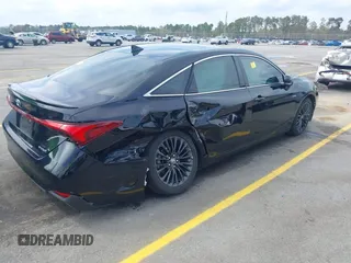 2021 Toyota Avalon Hybrid XSE z VIN 4T1EA1AB2MU002741, wystawiony jako IAAI lot #41865444 z przebiegiem 141 196 mil mil oraz . Historia ofert i sprzedaży dostępna na DreamBid. Obrazek 4.