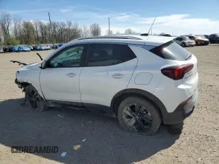2024 Buick Encore GX Sport Touring z VIN KL4AMESL1RB078327, wystawiony jako Copart lot #54906155 z przebiegiem 48 010 mil mil oraz Nie do naprawy • Non repairable. Historia ofert i sprzedaży dostępna na DreamBid. Obrazek 2.