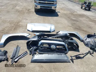 2017 Toyota Tacoma SR z VIN 5TFSX5EN0HX048395, wystawiony jako IAAI lot #42135991 z przebiegiem 241 282 mil mil oraz . Historia ofert i sprzedaży dostępna na DreamBid. Obrazek 12.