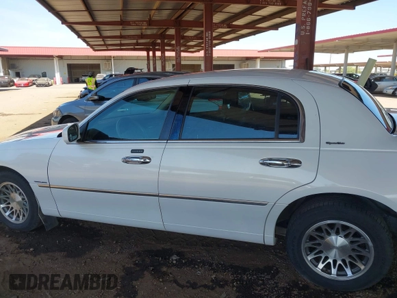 2000 Lincoln Town Car Signature with VIN 1LNHM82W1YY916055, listed as a IAAI auction lot 42488210 with 189,149 mi miles and . Bid and sale history available at DreamBid. Image 14.