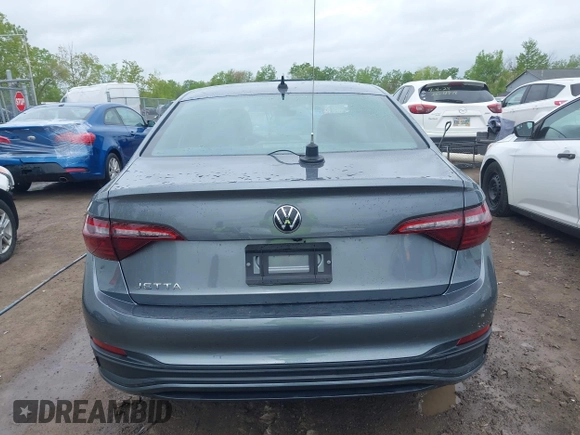 2024 Volkswagen Jetta Sport z VIN 3VWBM7BUXRM034024, wystawiony jako IAAI lot #42242892 z przebiegiem 7 996 mil mil oraz . Historia ofert i sprzedaży dostępna na DreamBid. Obrazek 17.