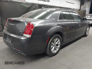2016 Chrysler 300 Anniversary Edition z VIN 2C3CCAAG8GH235536, wystawiony jako IAAI lot #42047325 z przebiegiem 160 071 mil mil oraz . Historia ofert i sprzedaży dostępna na DreamBid. Obrazek 4.