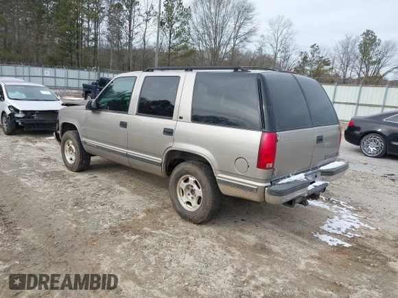 1998 Chevrolet Tahoe z VIN 1GNEK13R4WJ346417, wystawiony jako IAAI lot #41390436 z przebiegiem 184 094 mil mil oraz . Historia ofert i sprzedaży dostępna na DreamBid. Obrazek 3.