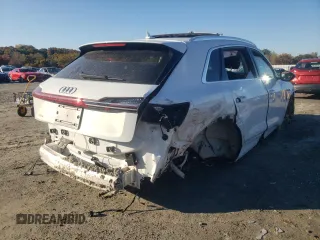 2019 Audi e-tron Premium Plus z VIN WA1LAAGE8KB023044, wystawiony jako Copart lot #65037782 z przebiegiem Nie podano mil oraz . Historia ofert i sprzedaży dostępna na DreamBid. Obrazek 4.