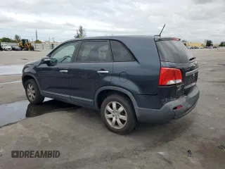2012 Kia Sorento LX z VIN 5XYKT3A17CG274495, wystawiony jako Copart lot #56321925 z przebiegiem 130 439 mil mil oraz Szkoda całkowita • Salvage title. Historia ofert i sprzedaży dostępna na DreamBid. Obrazek 2.