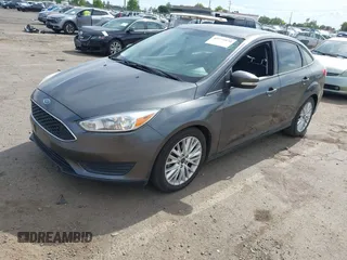 2018 Ford Focus SE z VIN 1FADP3F20JL327186, wystawiony jako IAAI lot #42271070 z przebiegiem 131 511 mil mil oraz . Historia ofert i sprzedaży dostępna na DreamBid. Obrazek 2.