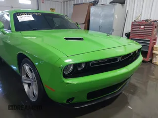 2017 Dodge Challenger SXT z VIN 2C3CDZAG2HH574239, wystawiony jako IAAI lot #41391595 z przebiegiem 92 377 mil mil oraz . Historia ofert i sprzedaży dostępna na DreamBid. Obrazek 6.
