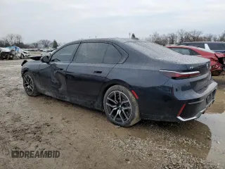 2023 BMW i7 xDrive60 z VIN WBY53EJ02PCL63724, wystawiony jako Copart lot #86049074 z przebiegiem 46 865 mil mil oraz Szkody całkowita. Historia ofert i sprzedaży dostępna na DreamBid. Obrazek 2.