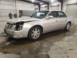 2006 Cadillac DTS 1SD z VIN 1G6KD57YX6U225374, wystawiony jako Copart lot #55844145 z przebiegiem 139 675 mil mil oraz Szkody całkowita. Historia ofert i sprzedaży dostępna na DreamBid. Obrazek 1.
