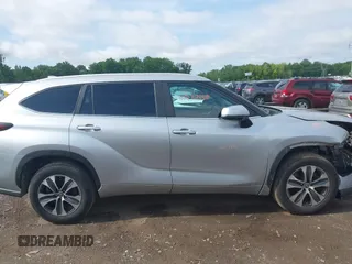 2024 Toyota Highlander LE z VIN 5TDKDRAH9RS050136, wystawiony jako IAAI lot #42427558 z przebiegiem 38 481 mil mil oraz . Historia ofert i sprzedaży dostępna na DreamBid. Obrazek 13.