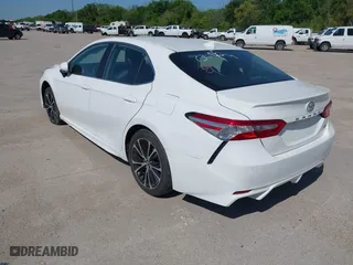 2020 Toyota Camry SE with VIN 4T1G11AK5LU930924, listed as a IAAI auction lot 41821405 with 89,554 mi miles. Bid and sale history available at carsss.com. Image 3.