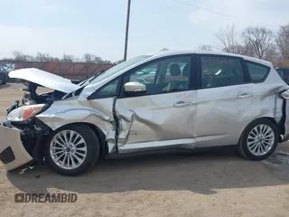 2017 Ford C-Max SE z VIN 1FADP5AU2HL111659, wystawiony jako IAAI lot #42029378 z przebiegiem Nie podano mil oraz . Historia ofert i sprzedaży dostępna na DreamBid. Obrazek 14.
