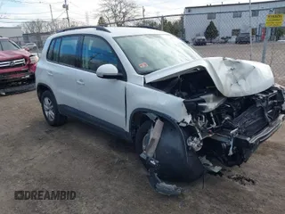 2015 Volkswagen Tiguan SE z VIN WVGBV7AX8FW582171, wystawiony jako IAAI lot #41442290 z przebiegiem 127 642 mil mil oraz . Historia ofert i sprzedaży dostępna na DreamBid. Obrazek 1.