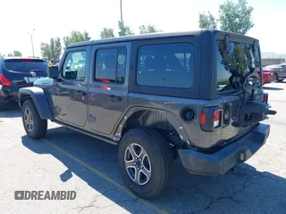 2022 Jeep Wrangler Unlimited Sport S z VIN 1C4HJXDG6NW134306, wystawiony jako IAAI lot #42206796 z przebiegiem 45 303 mil mil oraz . Historia ofert i sprzedaży dostępna na DreamBid. Obrazek 3.