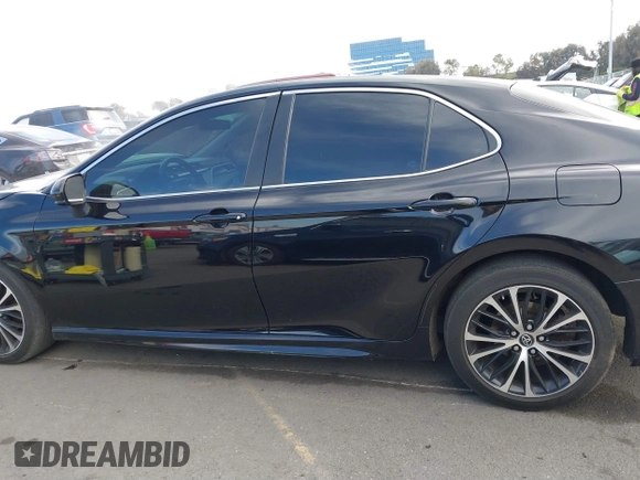 2018 Toyota Camry LE z VIN 4T1B11HK2JU002873, wystawiony jako IAAI lot #41637537 z przebiegiem 136 950 mil mil oraz . Historia ofert i sprzedaży dostępna na DreamBid. Obrazek 14.